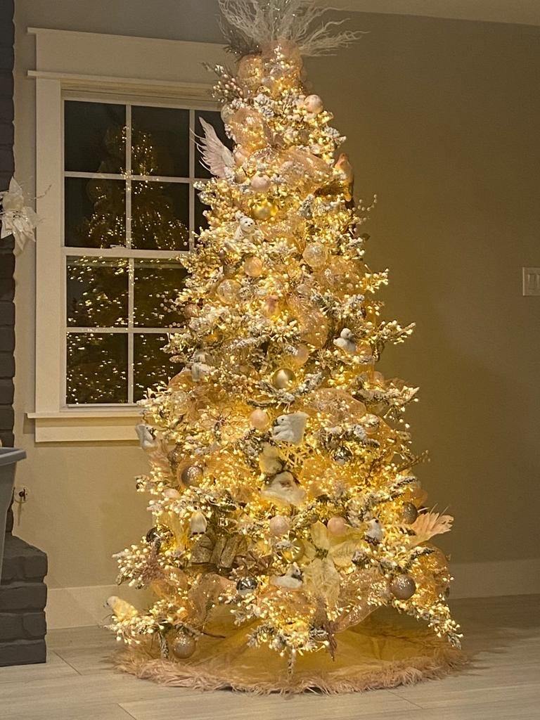 7.5' Flocked Grand Northern Rocky Fir Artificial Christmas Tree with 6672 Warm Cluster (Multifunction) LED Lights and 1071 Bendable Branches-Christmas Tree-Parc Decor