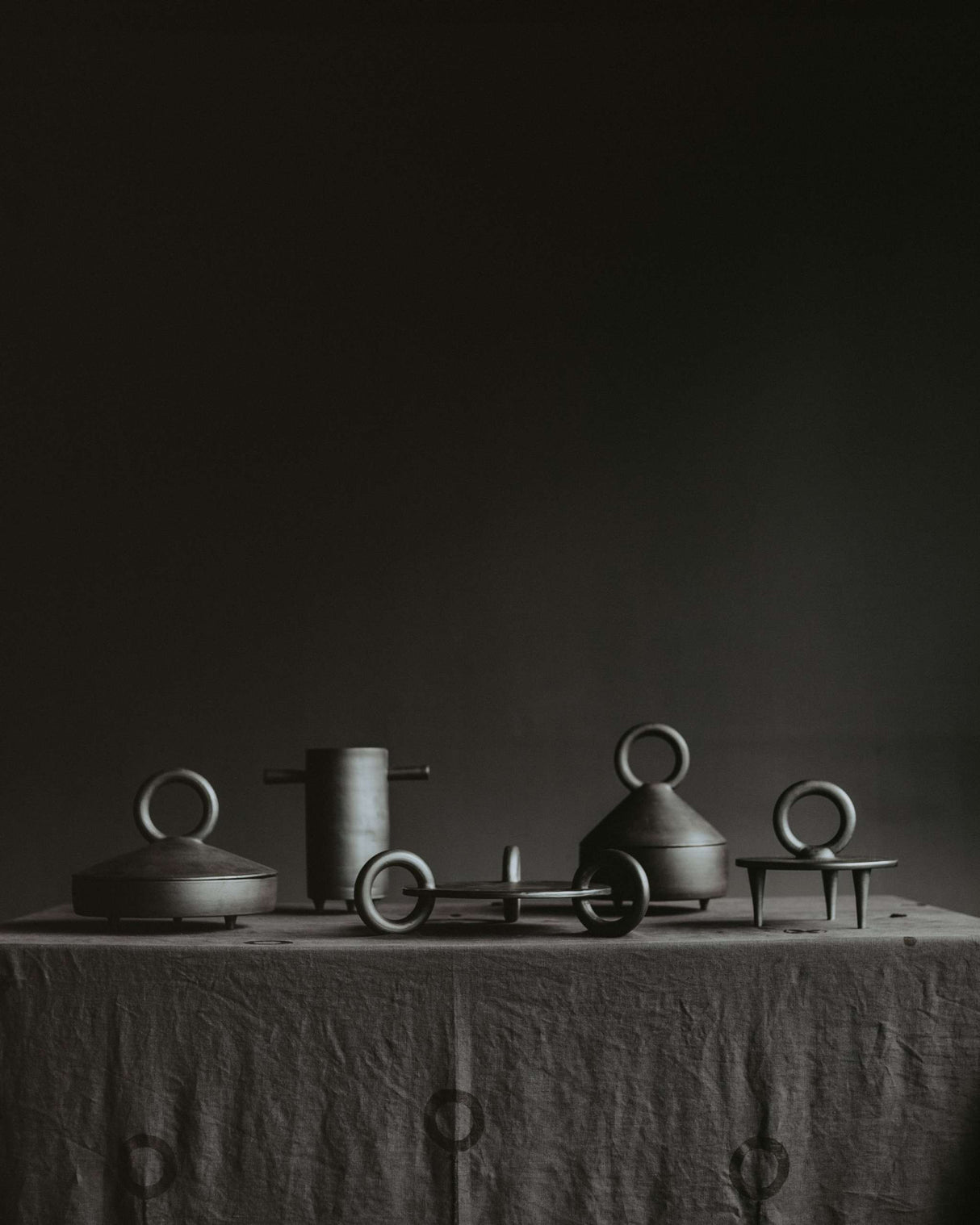 Small Serving Pedestal Platter Guculia. Shadow-Parc Decor