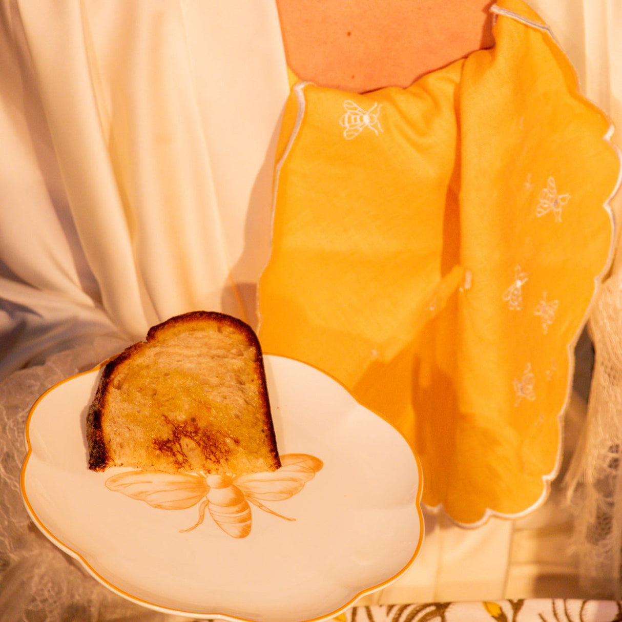 Bumble Homecoming Scalloped Starter Plate - Case of 12 Plates (+3 Bonus Plates)-Starter Plate-Parc Decor