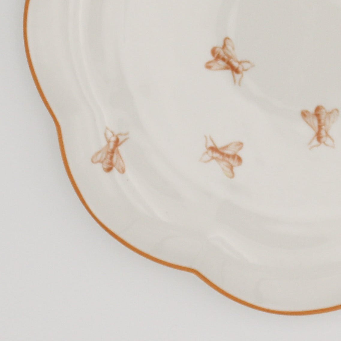 Bumble Voyage Scalloped Ceramic Dinner Plates – Set of 4 (+1 Bonus Plate)