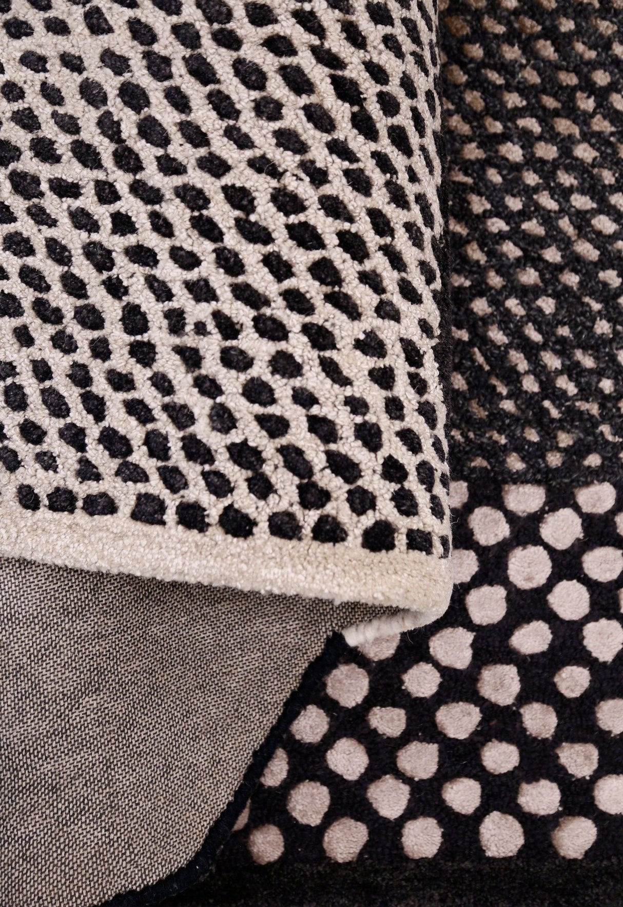 Modern Dotted Mesh Black Hand Tufted 5x8 Wool Area Rug
