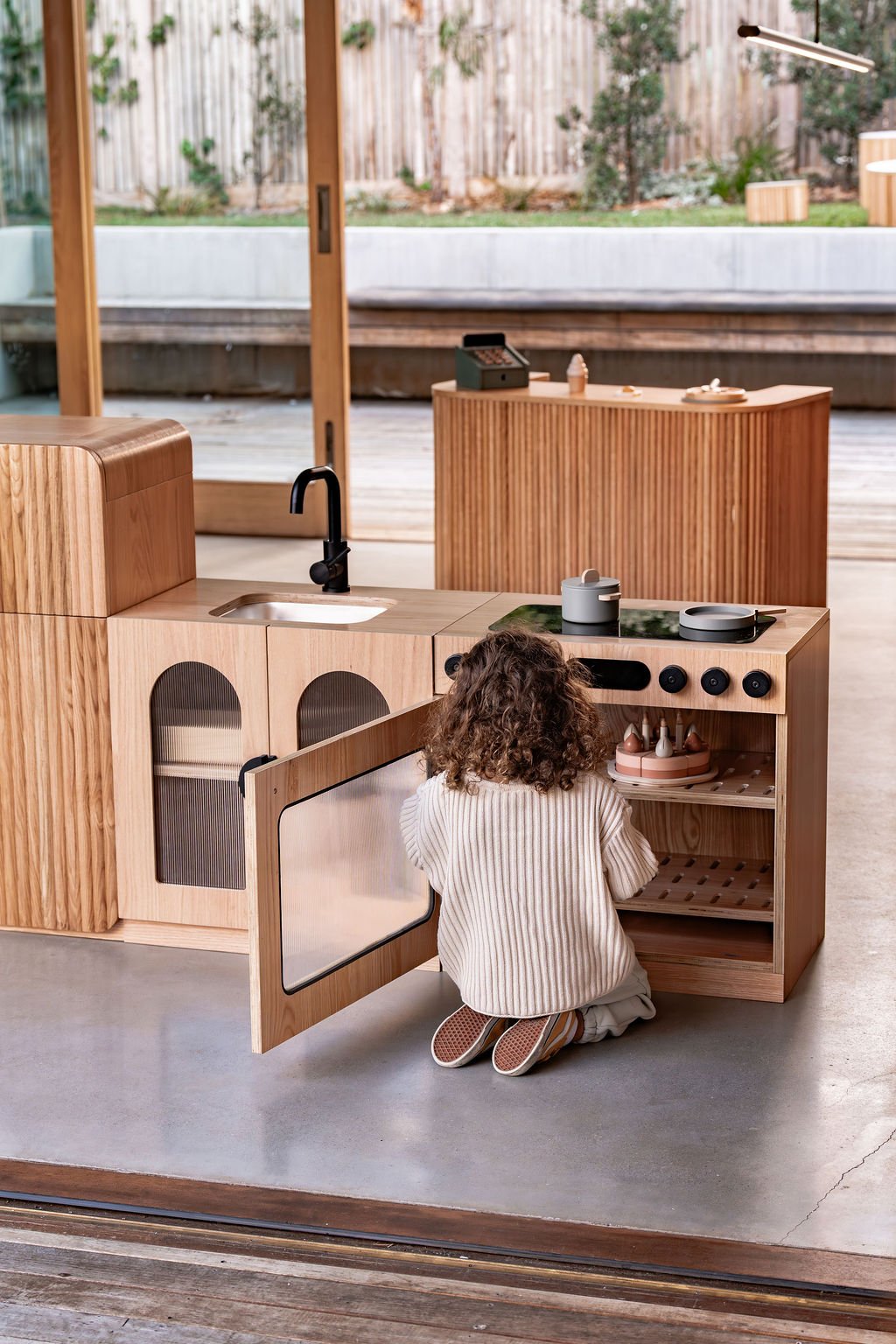 Oak Fluted Play Oven ā Montessori Wooden Toy Kitchen