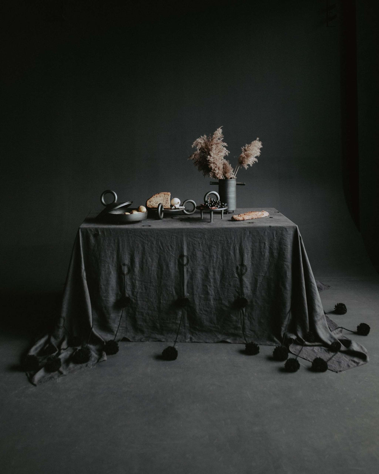 Shallow Serving Bowl with Lid Guculia. Shadow