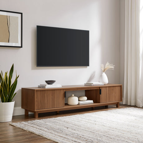 Mueble de TV escandinavo con estructura de láminas Reema Arundo