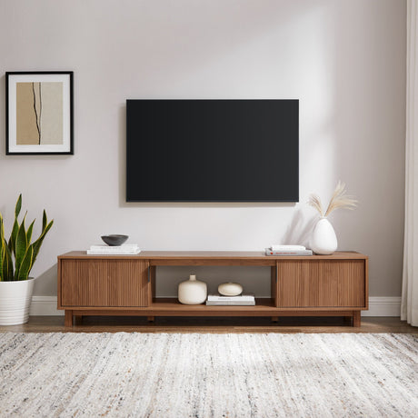 Mueble de TV escandinavo con estructura de láminas Reema Arundo