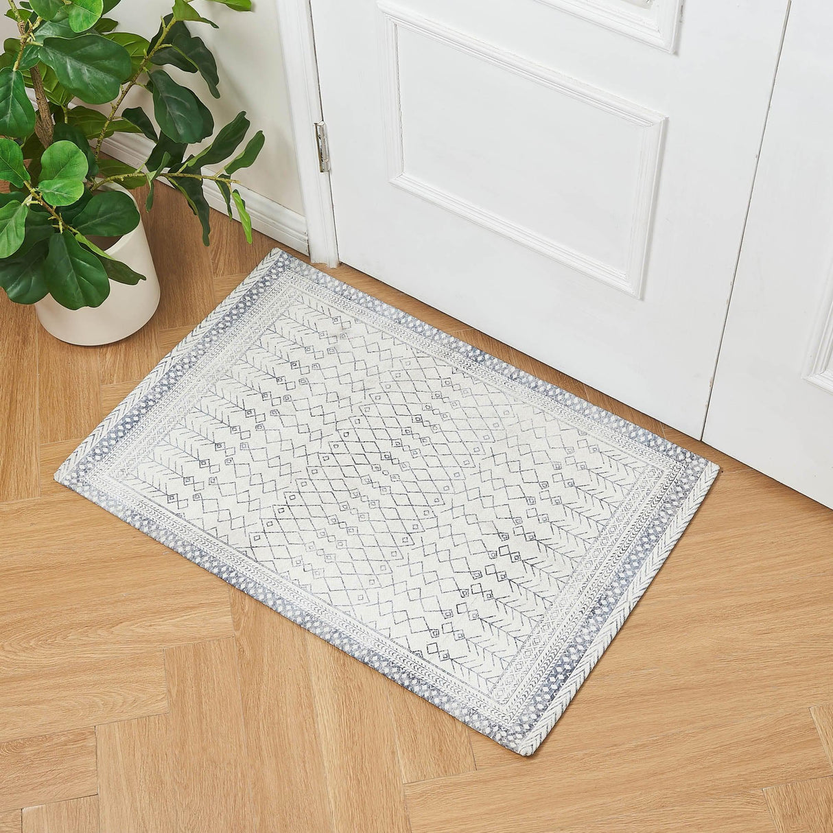 Distressed Moroccan Machine Washable Accent Rug 2' x 3' - Neve Collection-Rugs-Parc Decor