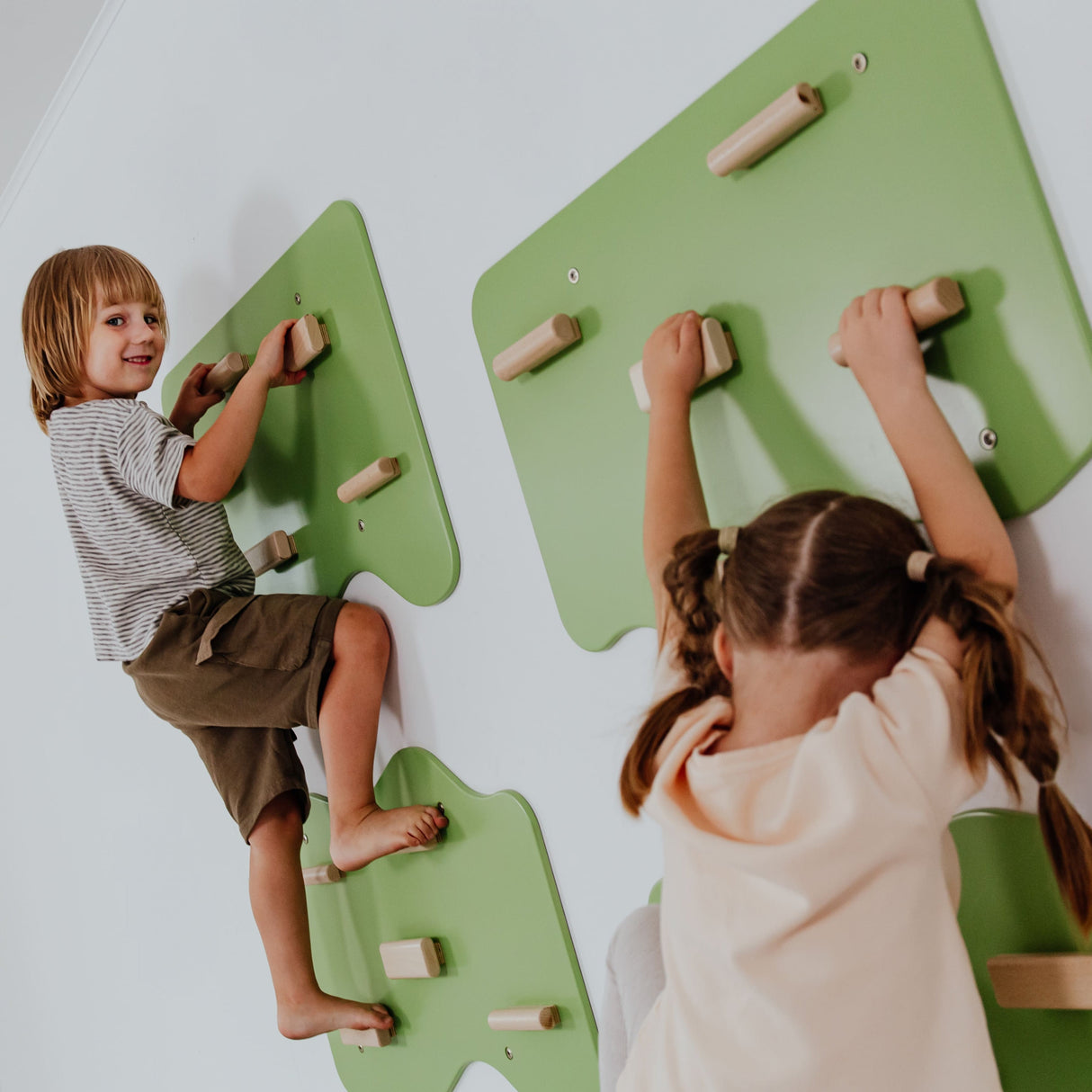 Indoor Rock Wall with Cloud-Shaped Panels & Wooden Climbing Holds for Kids 3-10-Climbing Set-Parc Decor