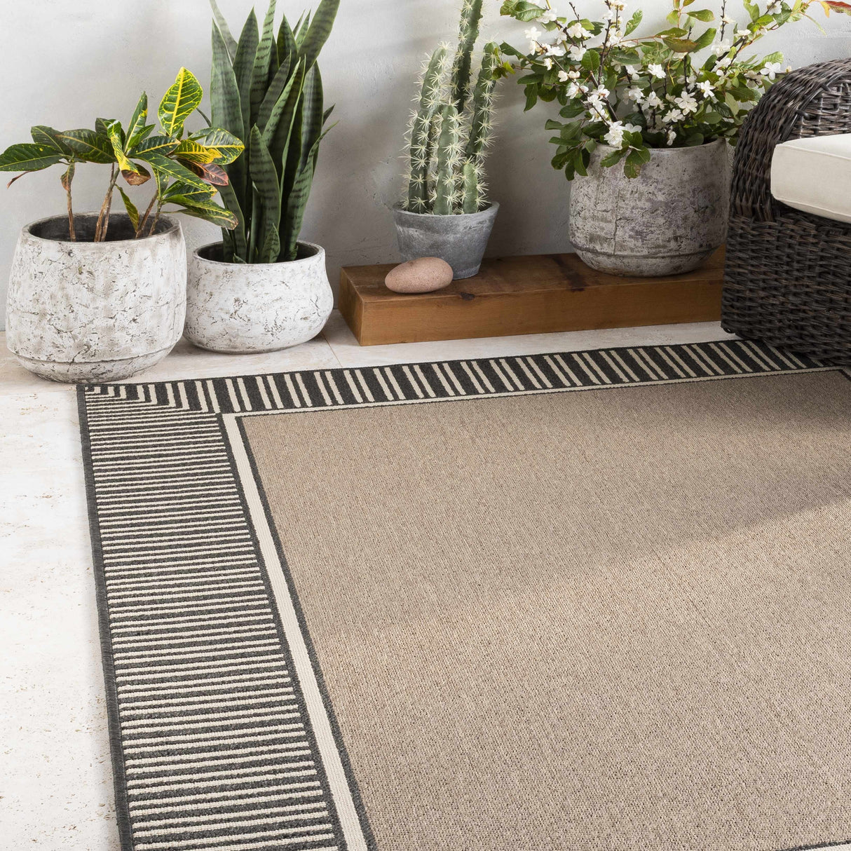 Janamuato White Geometric Cement Planter-Decor-Parc Decor