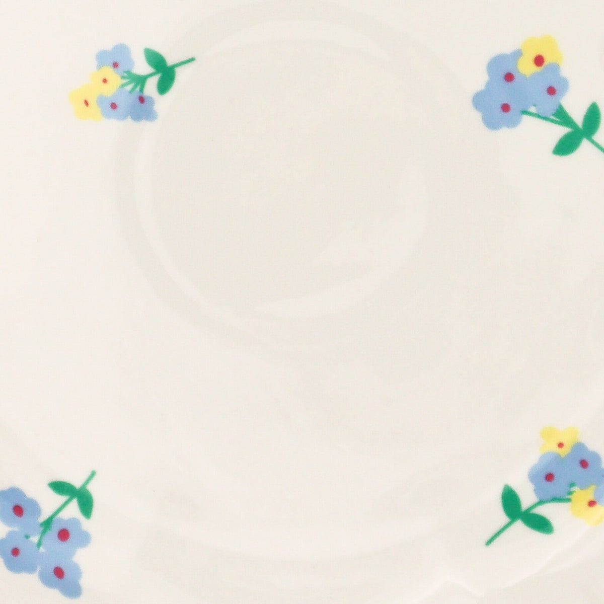 Meadow Flora Scalloped Ceramic Dinner Plates – Set of 4 (+1 Bonus Plate)