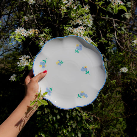 Meadow Flora Scalloped Ceramic Dinner Plates – Set of 4 (+1 Bonus Plate)