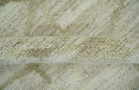 Modern Geometrical 5.3x7.8 Ivory and Beige Hand Knotted wool area rug